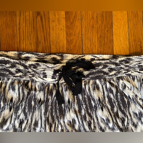 Black, White, and Gray Silk Joie Shorts in Size Medium - Picture 3 of 9